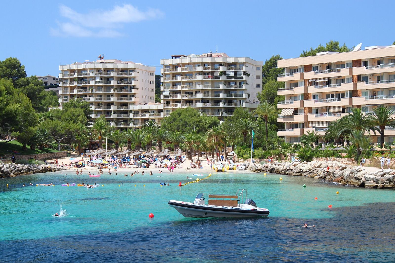 Turquoise cove of Cala Vinyes beside Sol de Mallorca, Calvià